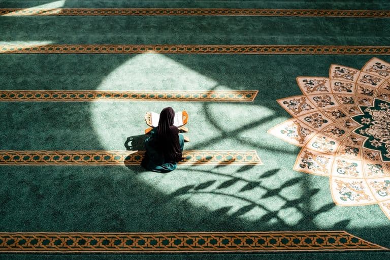 Apprendre le Coran en ligne : les erreurs courantes à éviter et comment les corriger